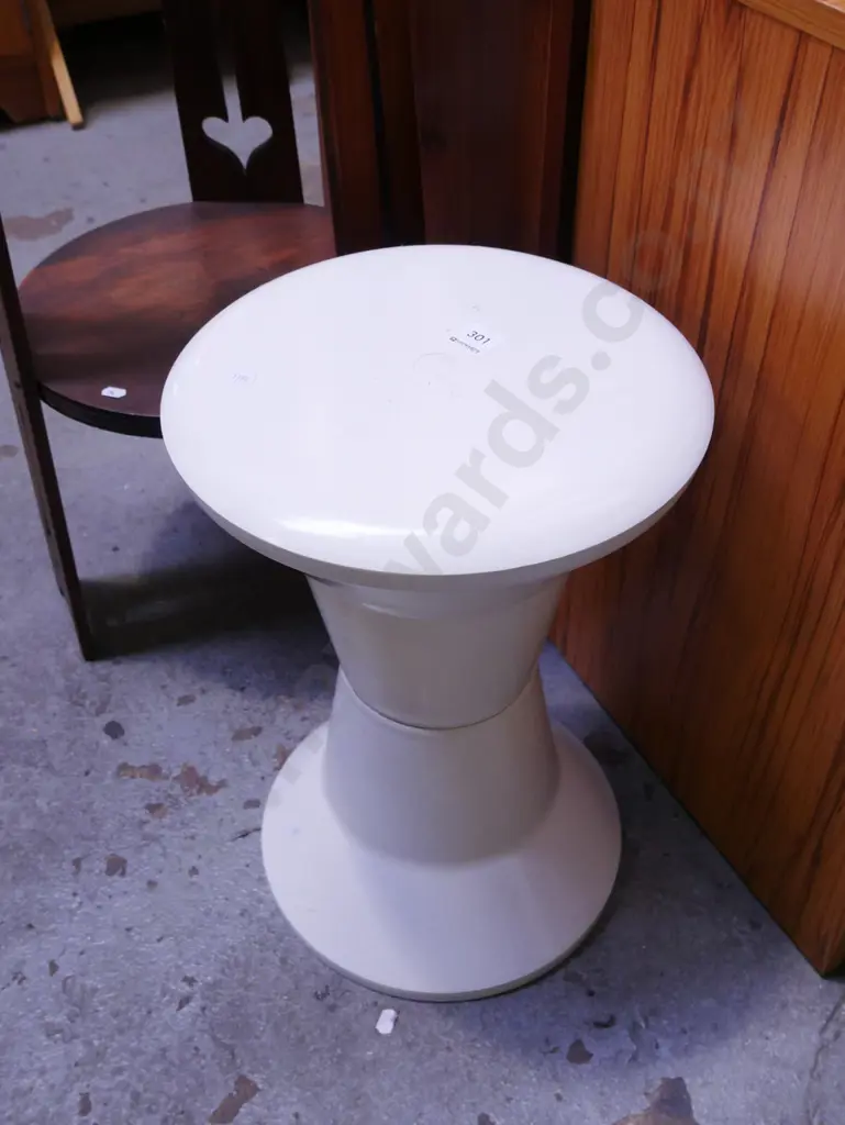 plastic Carona stool Image 1++