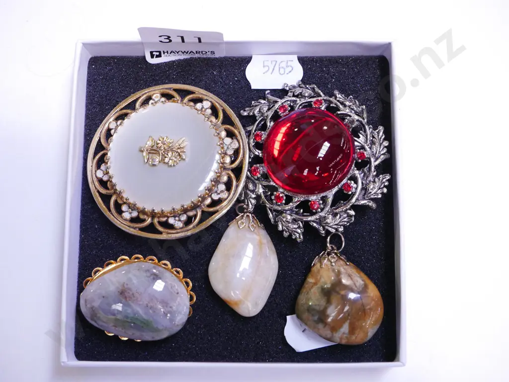 tray; 3x brooches, 2x stone pendants Image 1++