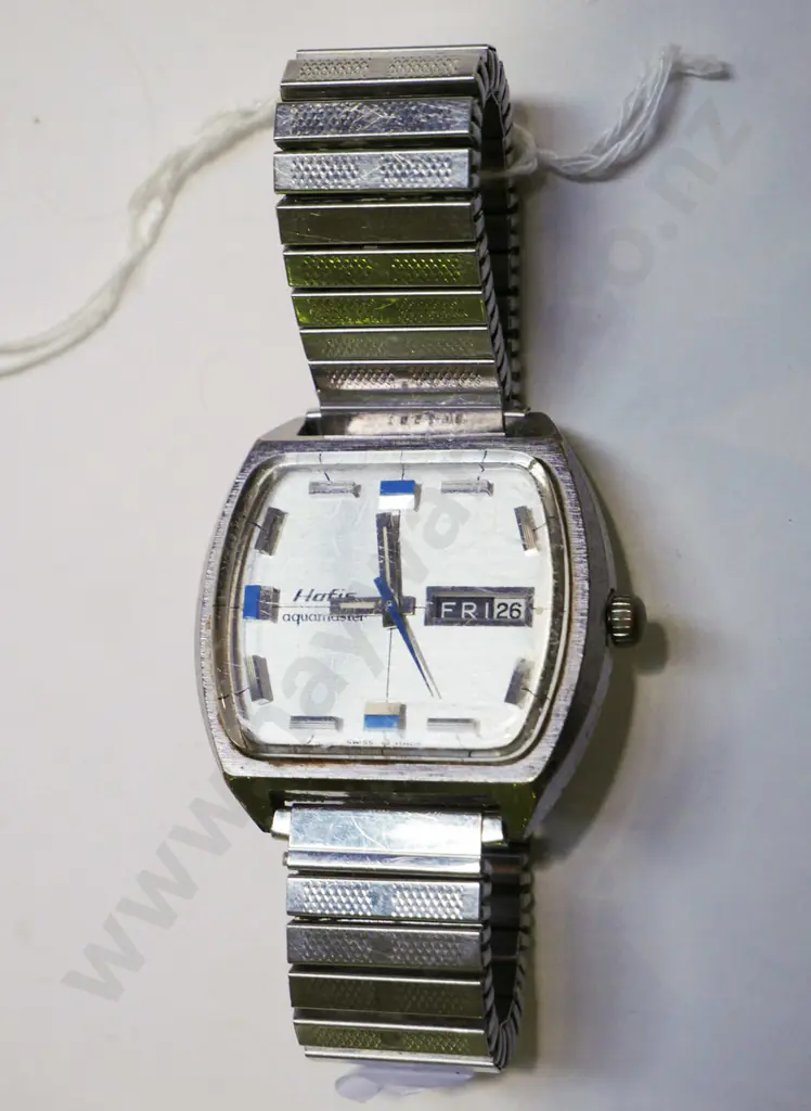 retro wristwatch Image 1++