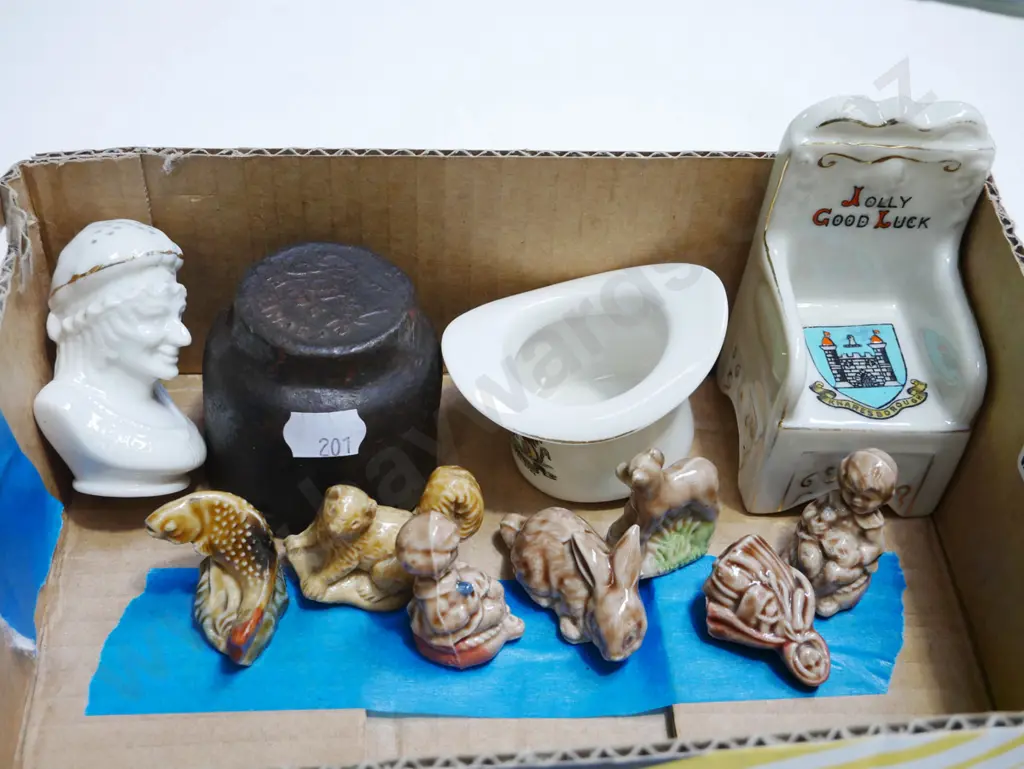 box; Wade Whimsies, souvenir ware, small vintage Ford hub cap Image 1++
