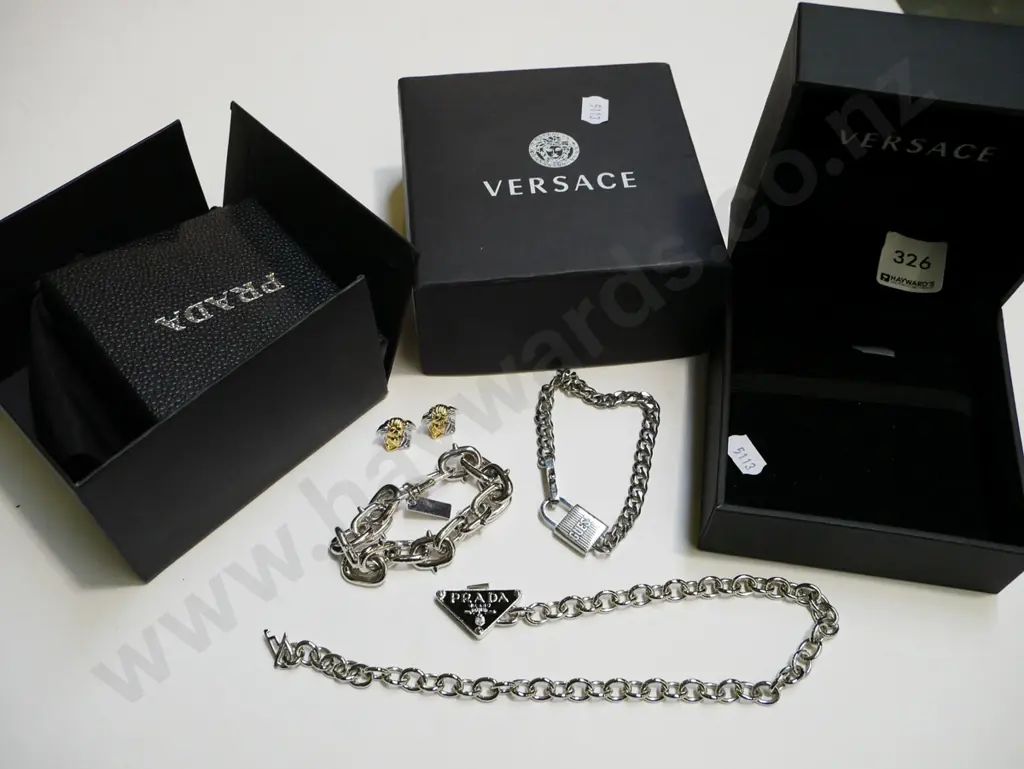 box; necklaces, bracelets, earrings Image 1++
