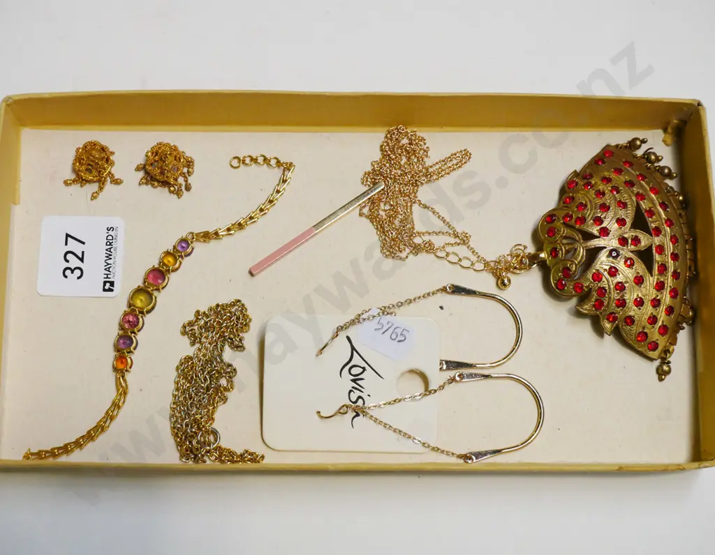 tray of costume jewellery Image 1++