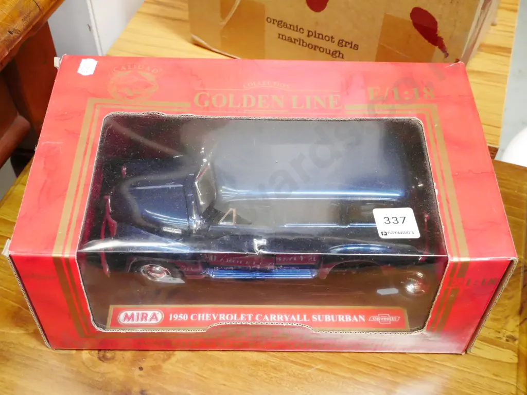 die cast scale model 1:18 1950 Chevrolet Suburban  Image 1++