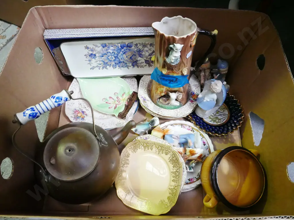 box; figurines, bowls, plates, copper tea pot etc Image 1++