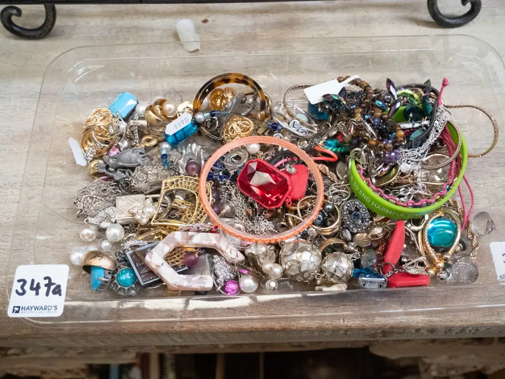 tray of costume jewellery Image 1++
