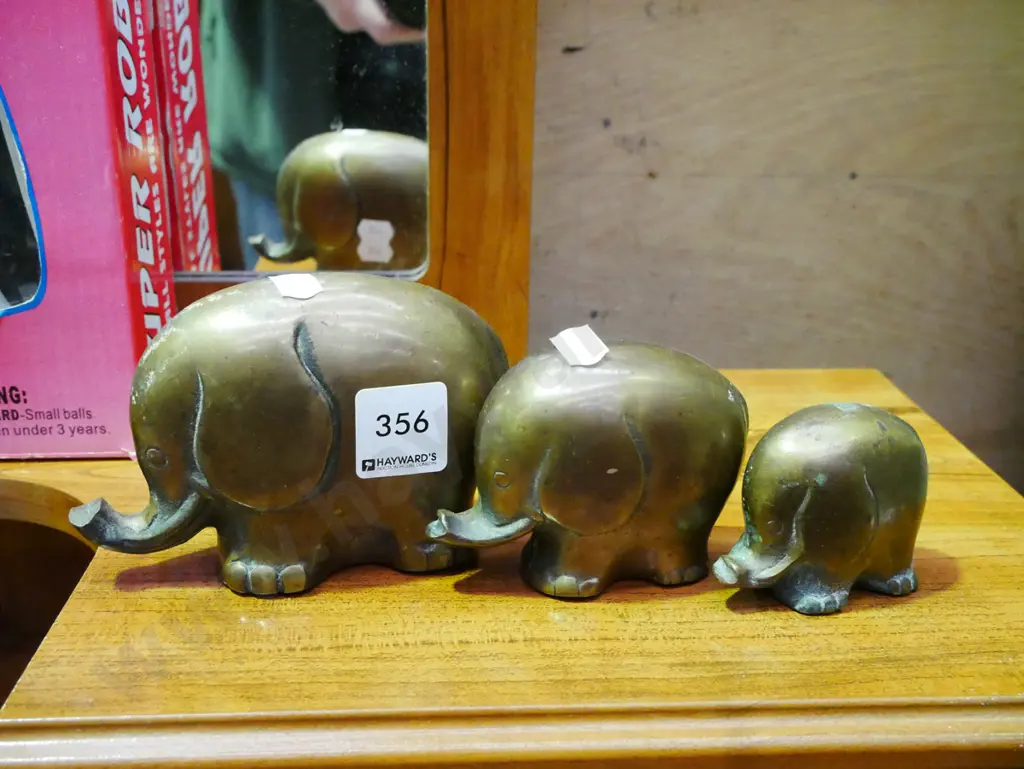 3x small brass elephants  H-97 Image 1++