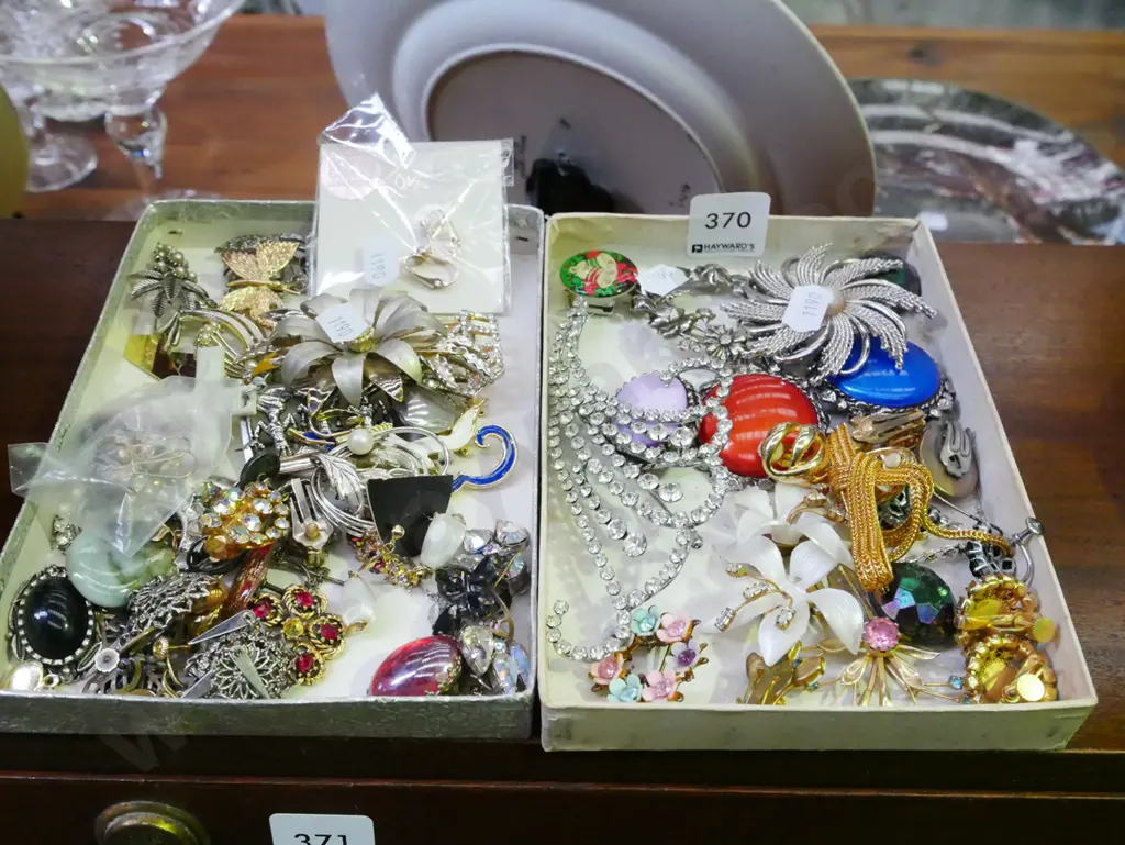 2x cardboard trays of brooches etc Image 1++