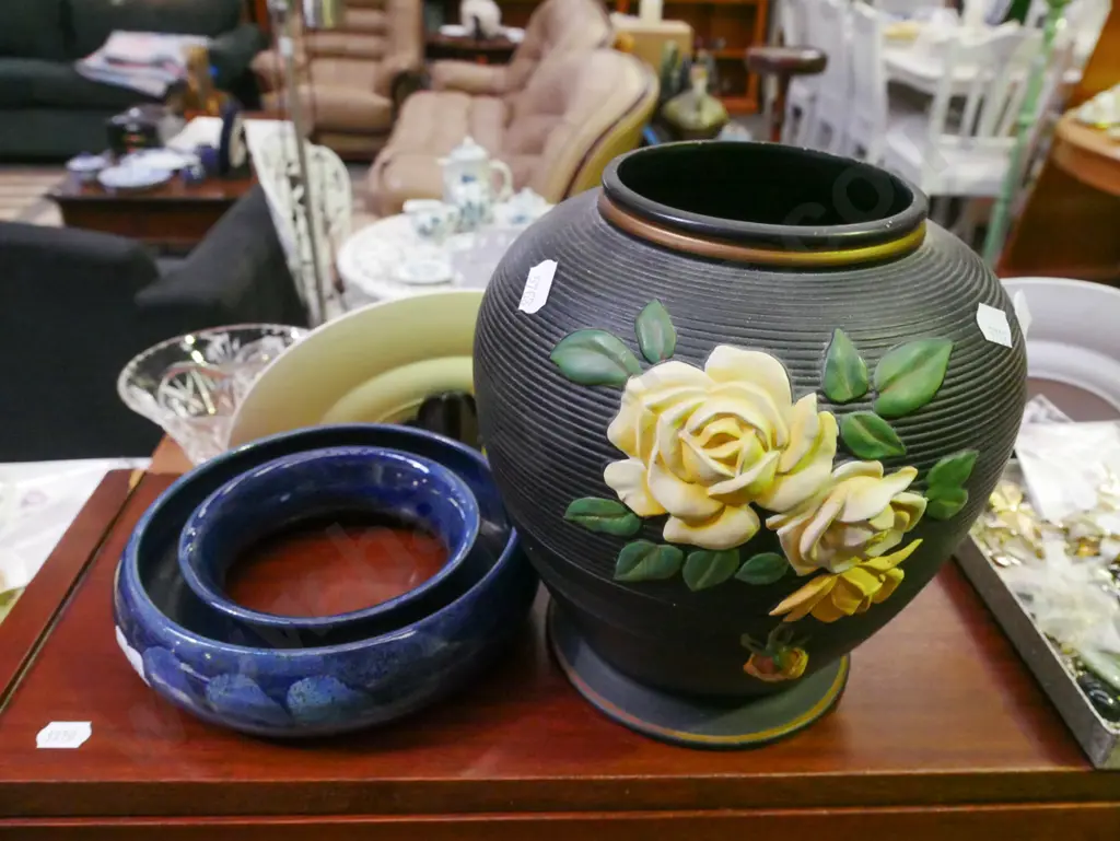 Brentleigh with vase yellow rose in relief, blue trough vase Image 1++