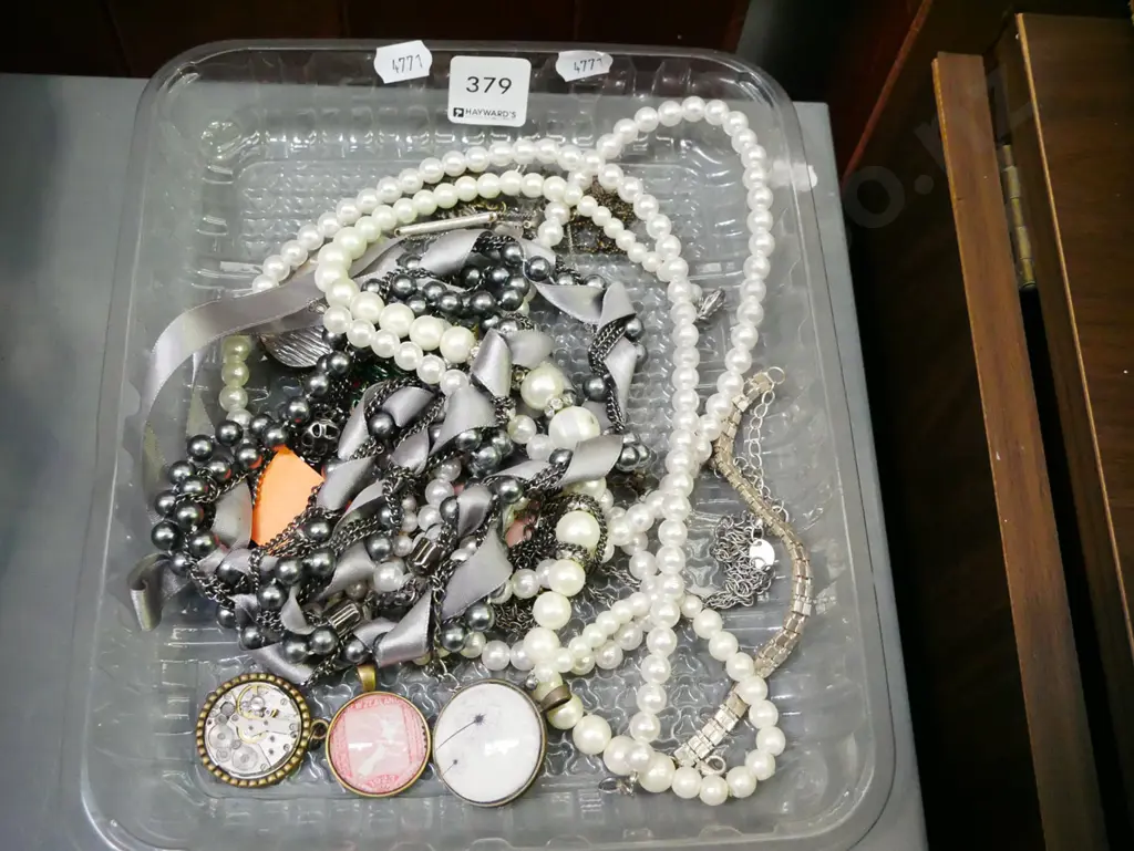 tray of costume jewellery Image 1++