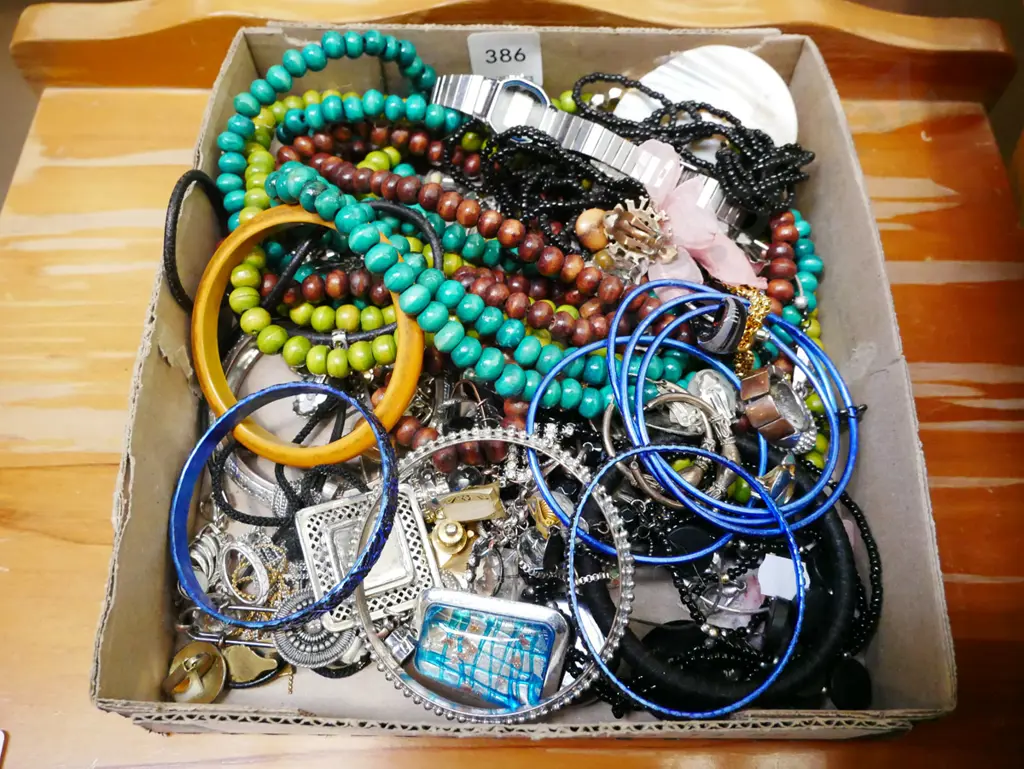tray of costume jewellery Image 1++