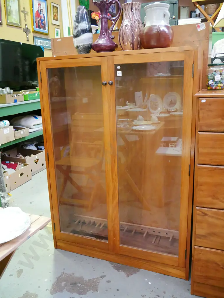 rimu 2 door glazed display case H-1330 W-955 D-285 Image 1++