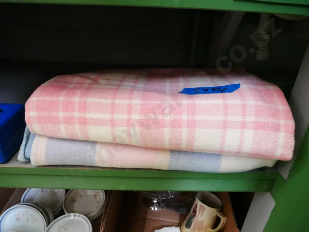 2x woollen blankets Image 1++
