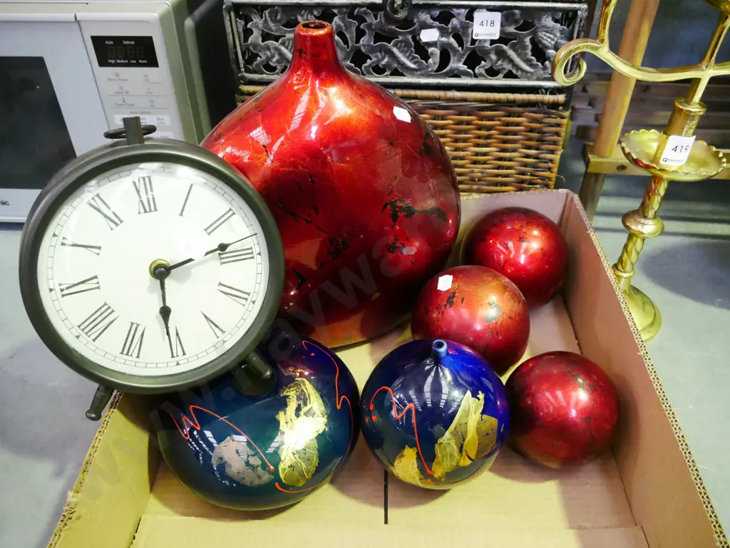 box; ornamental boards, reproduction mantle clock, 3x ceramic vases Image 1++