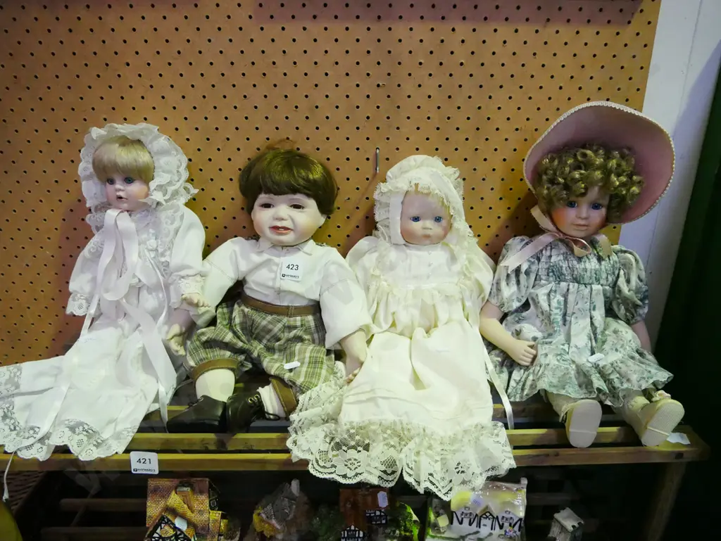 4x porcelain display dolls Image 1++