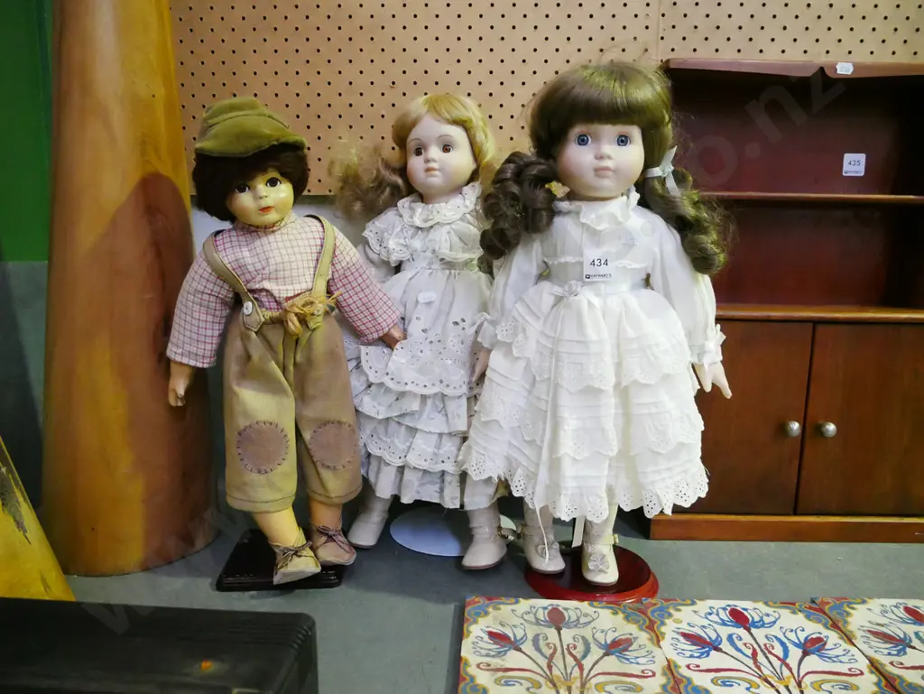 3x porcelain disaplay dolls Image 1++