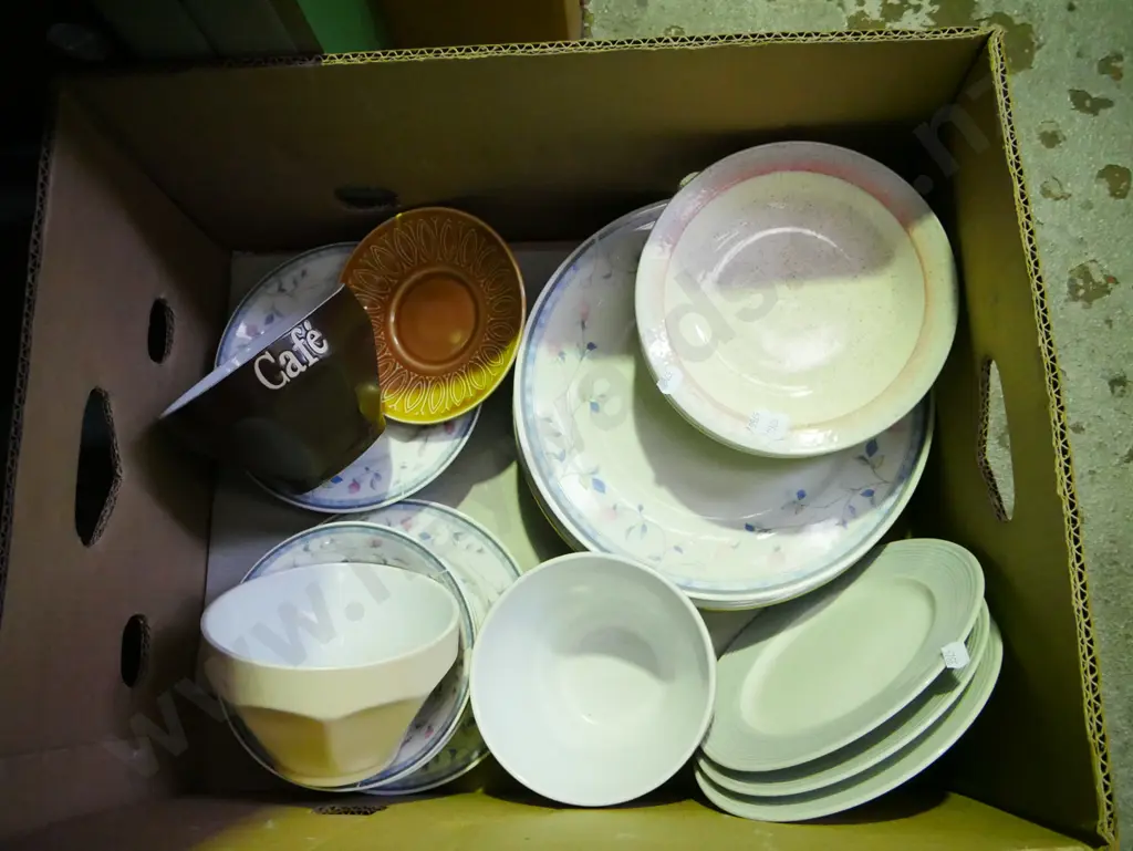 box; mixing bowls, plates etc Image 1++