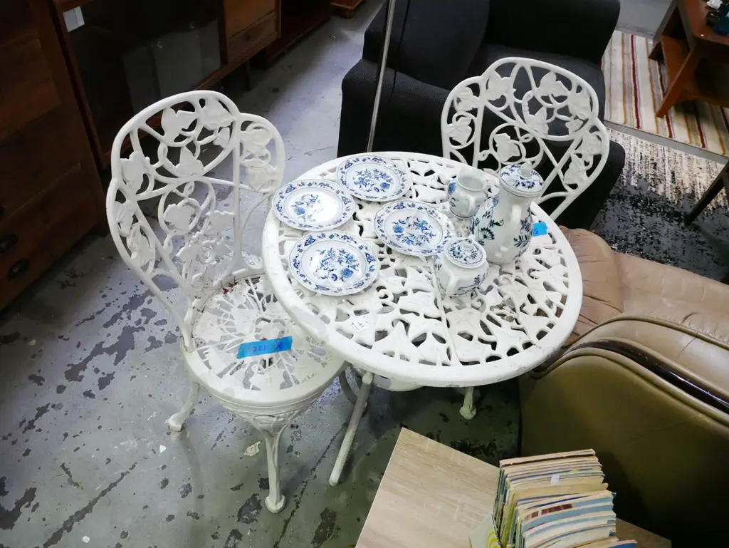cast alloy leaf pattern patio table with 2 matching chair Image 1++