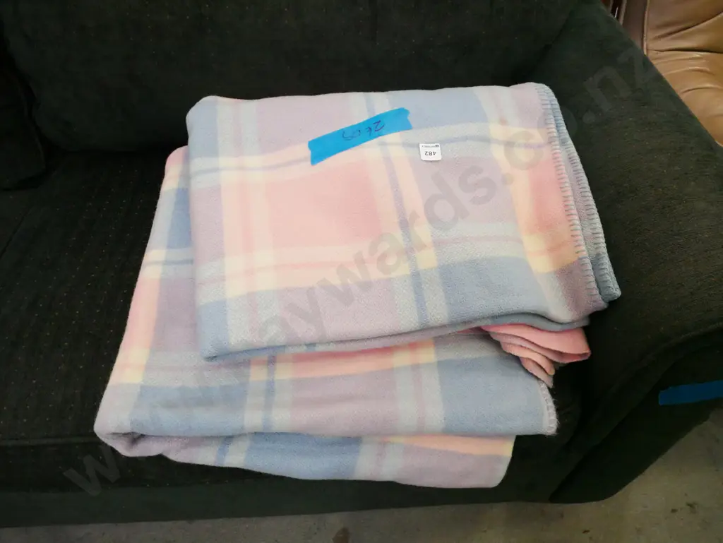 2x checked wollen blankets Image 1++
