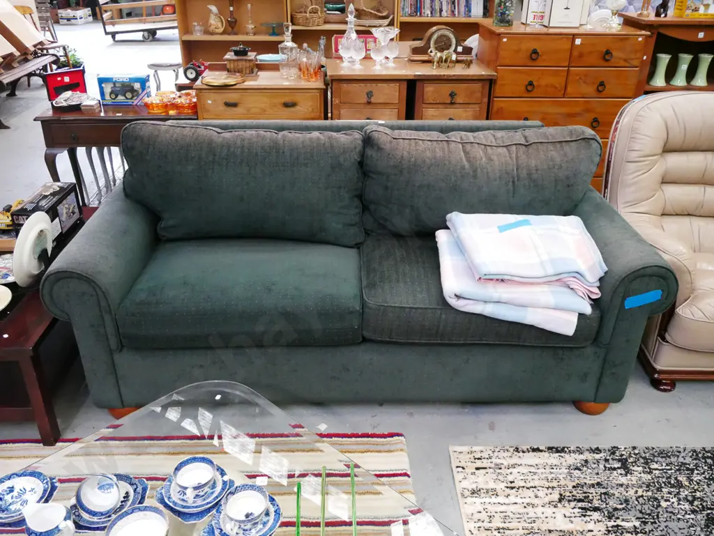 green divan bed - some fading Image 1++