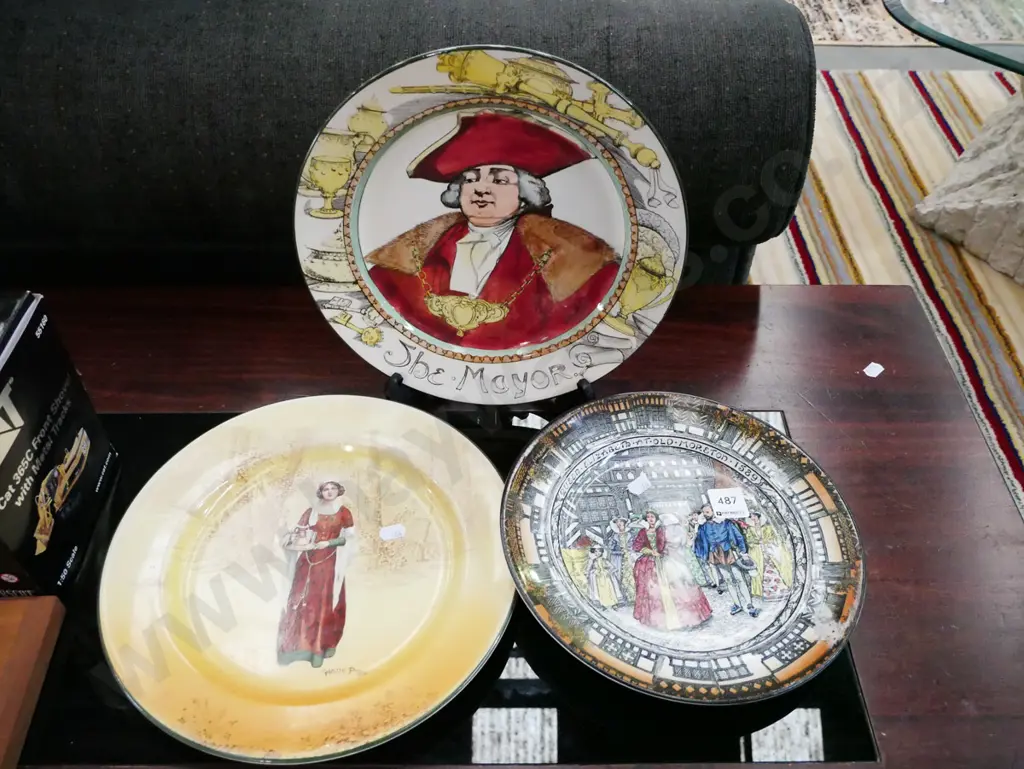 3x Royal Doulton plates Image 1++