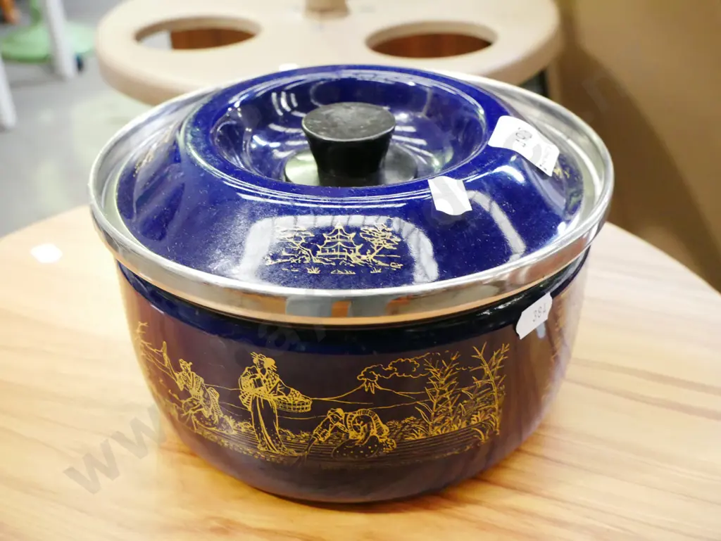 retro enamel casserole Image 1++