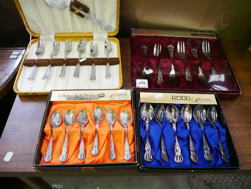 4x sets of cased cutlery Image 1++