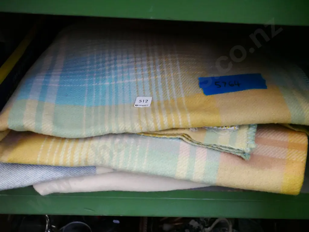 2x woolllen blankets Image 1++