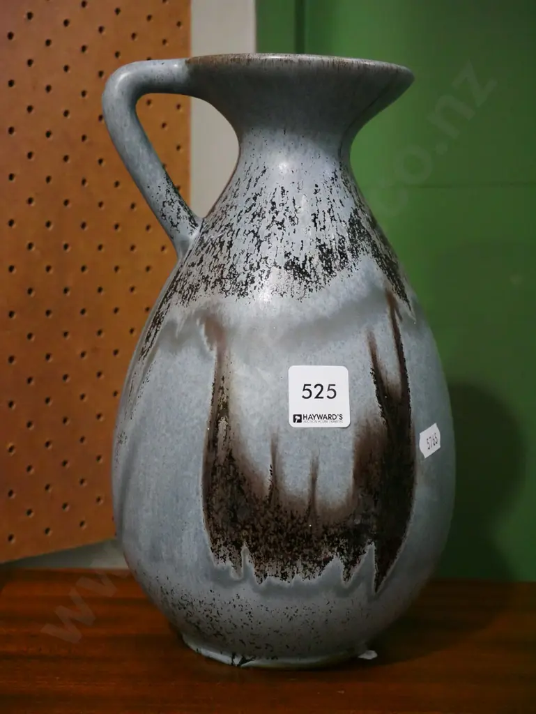 Blue Mountain pottery vase H-270 Image 1++