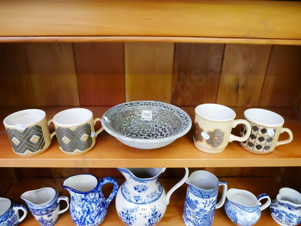4x Crown Lynn coffee cups, pottery vase Image 1++