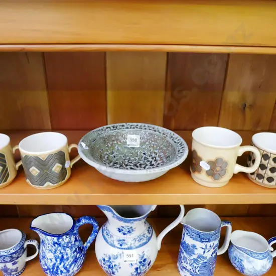 4x Crown Lynn coffee cups, pottery vase