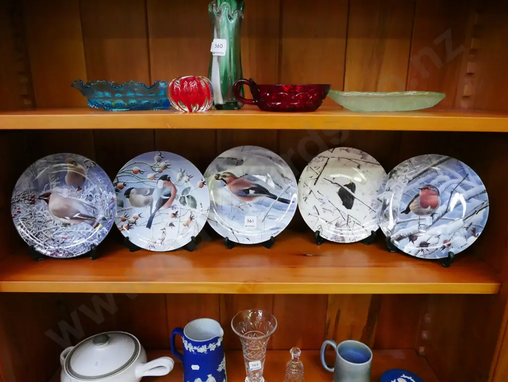 5x Wedgwood Woodland Winter cabinet plates Image 1++