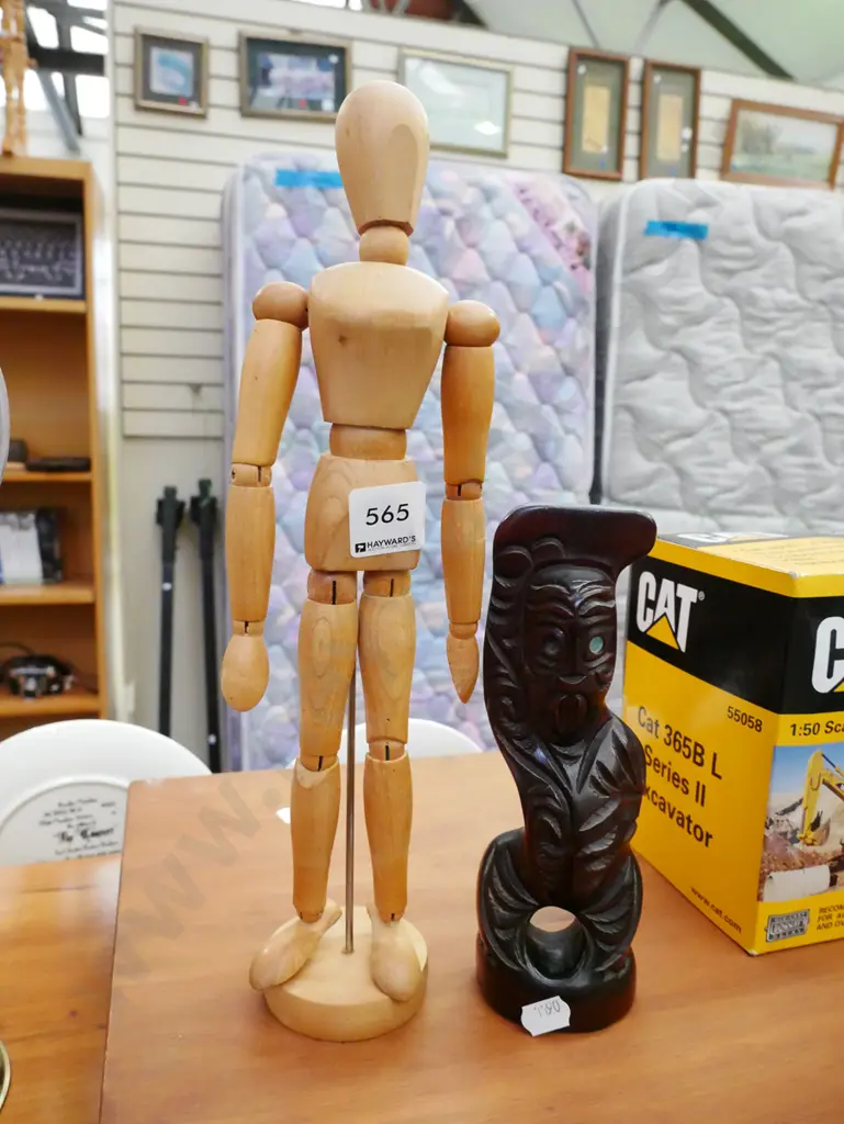 wooden articulated artist model, souvenir ware Image 1++