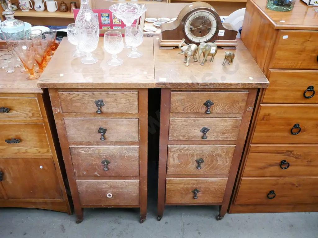 pair of solid oak 4 drawer chests H-900 Image 1++