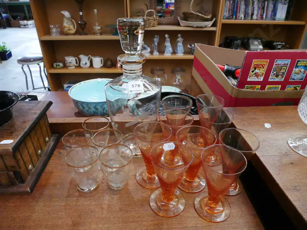 stoppered etched decanter, 5x glasses, 9x pink liqueur glasses Image 1++