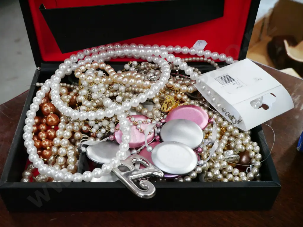 jewellery box; necklaces, brooches etc  Image 1++
