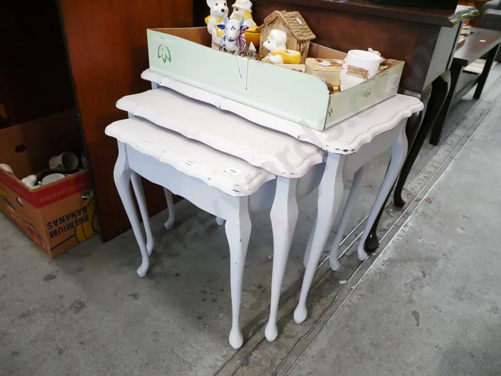 nest of 3 painted tables Image 1++