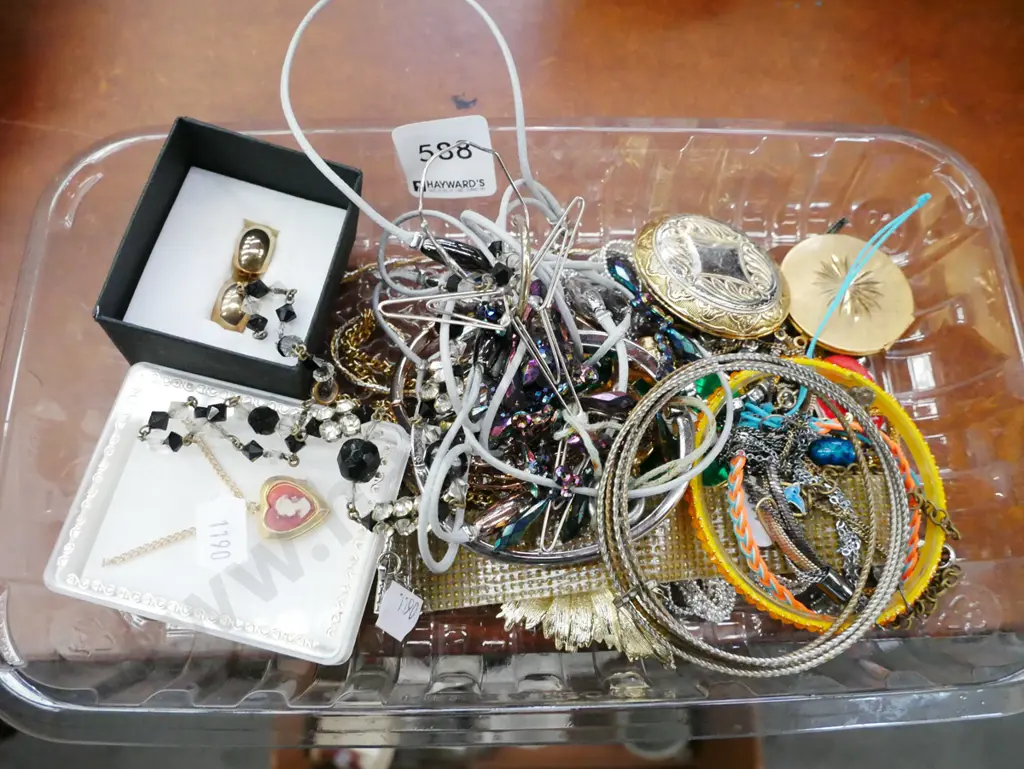 plastic tray of costume jewellery Image 1++
