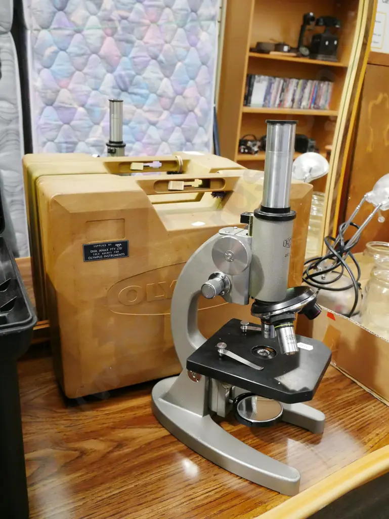 Olympus microscope in plastic case Image 1++