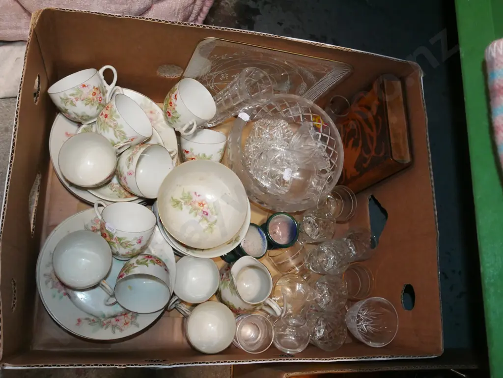 box; part floral tea set, crystal bowl etc Image 1++