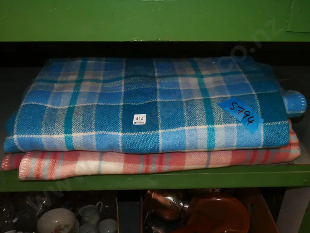 2x checked woollen blankets Image 1++