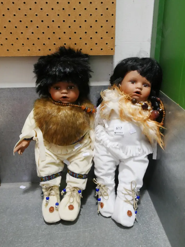 2x First Nation porcelain display dolls Image 1++