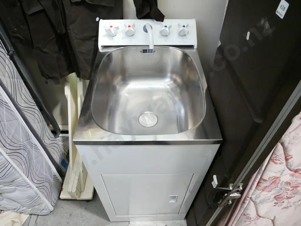 Robin Hood laundry tub Image 1++