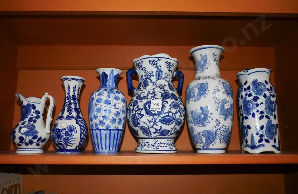 shelf; blue and white vases Image 1++