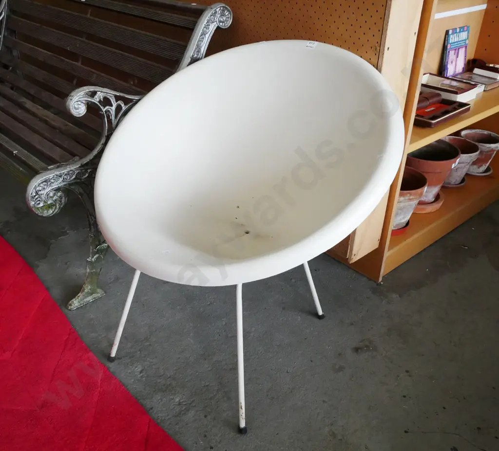 retro fibreglass moon chair Image 1++