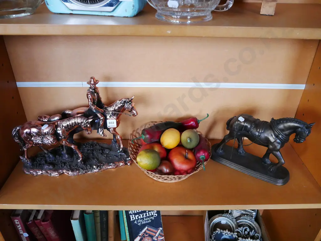 2x horse figurines, bowl of faux fruit Image 1++