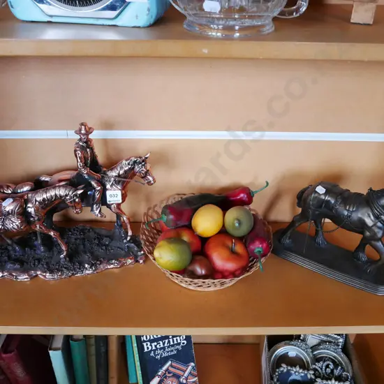 2x horse figurines, bowl of faux fruit
