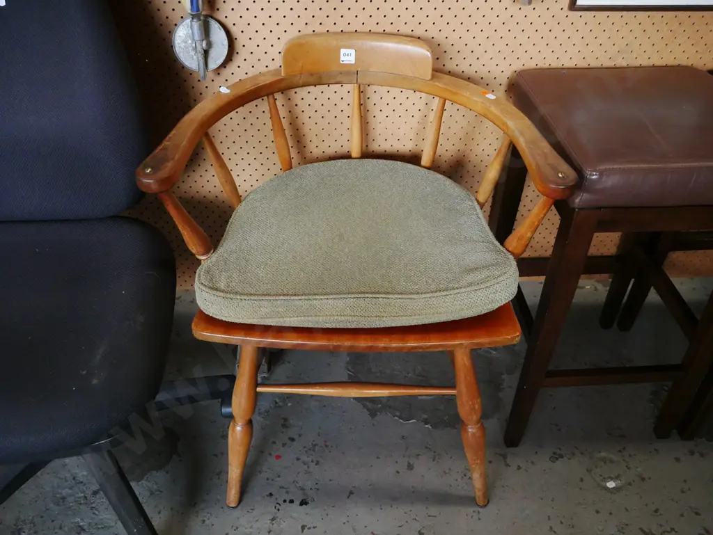 mahogany spindle back tub chair Image 1++