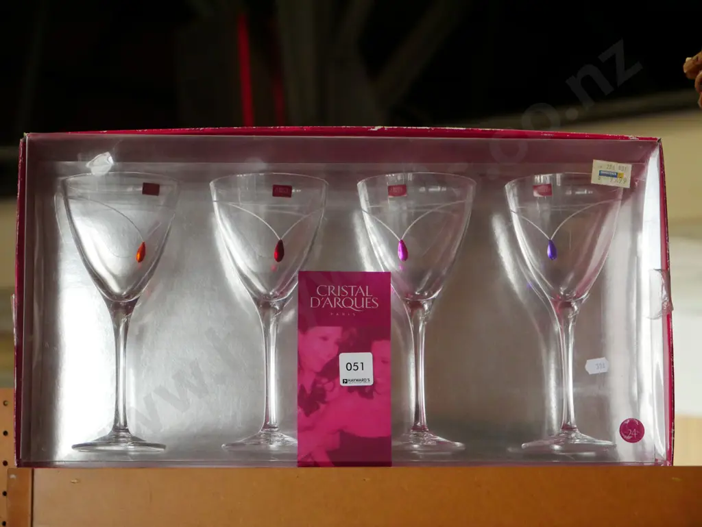 boxed set of 4 crystal wine glasses Image 1++