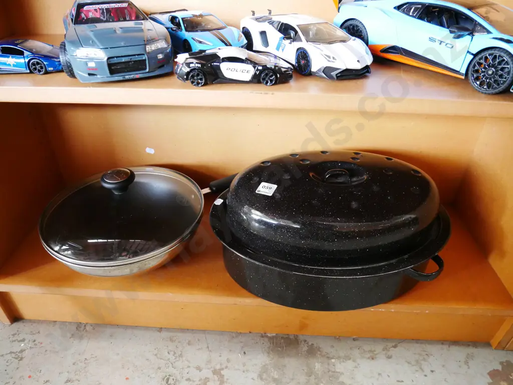 large enamel lidded roasting dish, lidded wok Image 1++