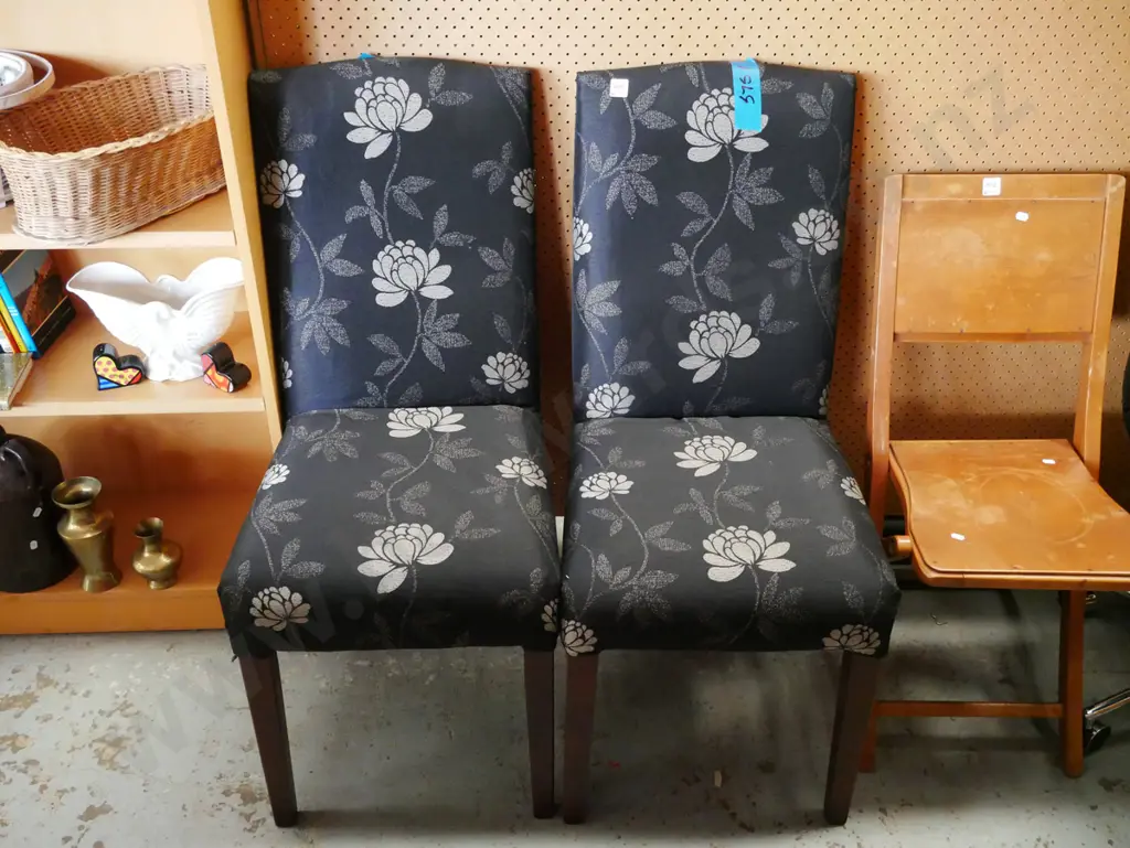 2x upholstered floral dining chairs Image 1++